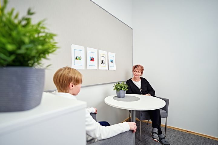Nuori keskustelee koulukuraattorin kanssa.