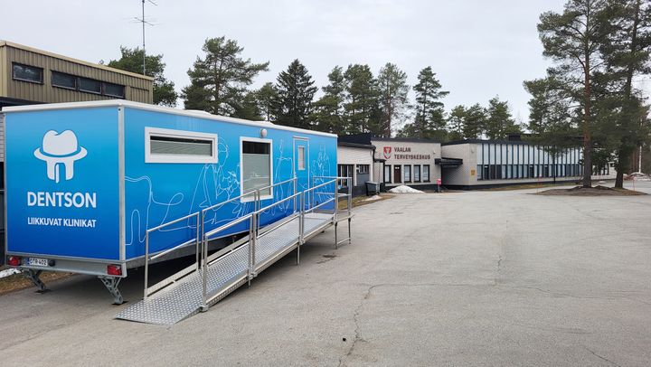 Liikkuva hammashoitola Vaalan terveyskeskuksen pihalla