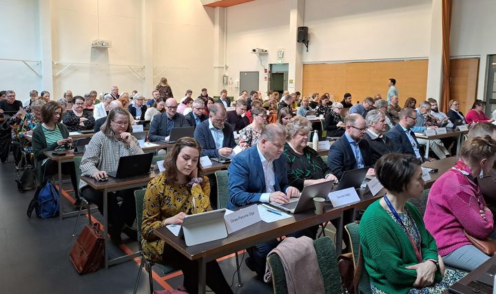 Aluevaltuutettuja kokoustilassa Rokualla