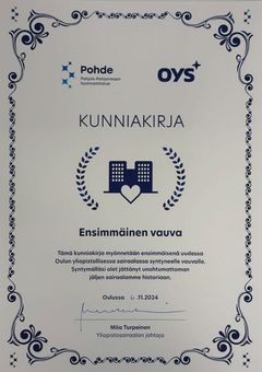 Kunniakirja ensimmäiselle uudessa sairaalassa syntyneelle vauvalle.
