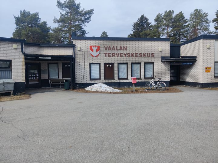 Vaalan sosiaali- ja terveyskeskuksen sisäänkäynti.