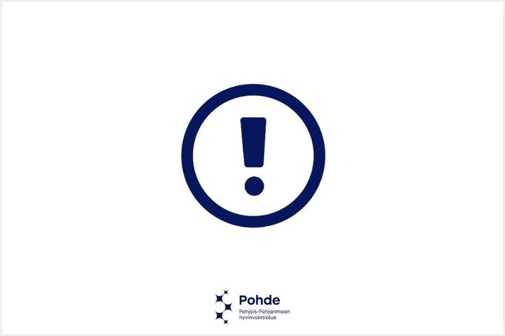 Huutomerkki ympyrän sisällä. Keskellä alhaalla Pohjois-Pohjanmaan Pohteen logo.