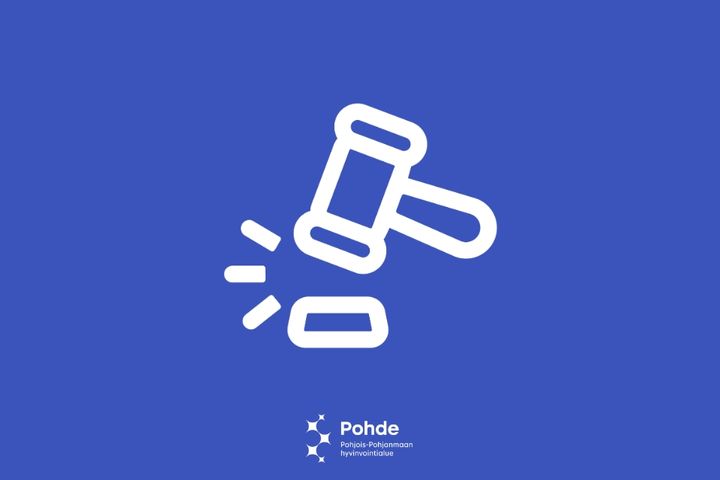 Keskellä puheenjohtajan nuija kopsauttaa alustaan ja alaosassa on Pohjois-Pohjanmaan hyvinvointialueen Pohteen logo.
