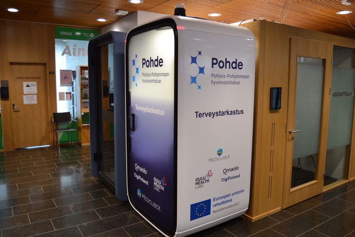 Medicubex Oy:n kehittämä itsemittauspiste Oulun keskustan Oulu10-asiointipisteen tiloissa.