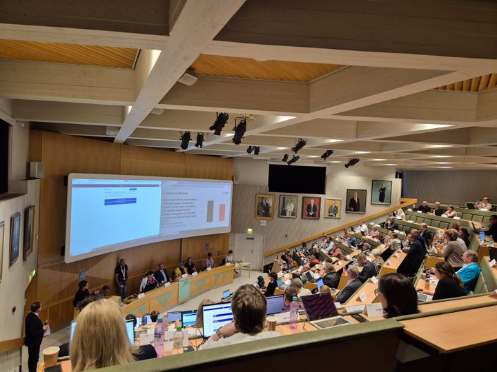 Ihmisiä auditoriossa.