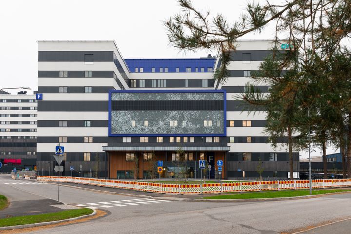 Uuden F-talon julkisivu kokonaisuudessaan tieltä katsottuna.