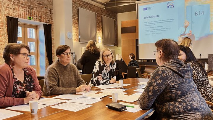 Pohteen ja yksityisten työterveystoimijoiden edustajat keskustelemassa verkostopäivässä 3.10.2025.