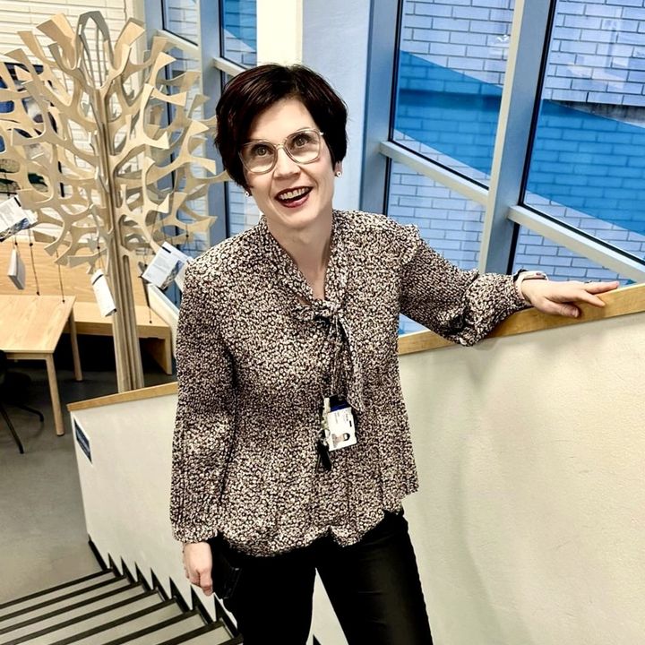 Hankepäällikkö Kirsi Kantojärvi seisoo hymyillen portaikossa.