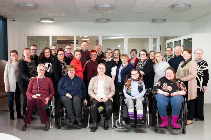 Vammaisnevuoston jäsenet ryhmäkuvassa.