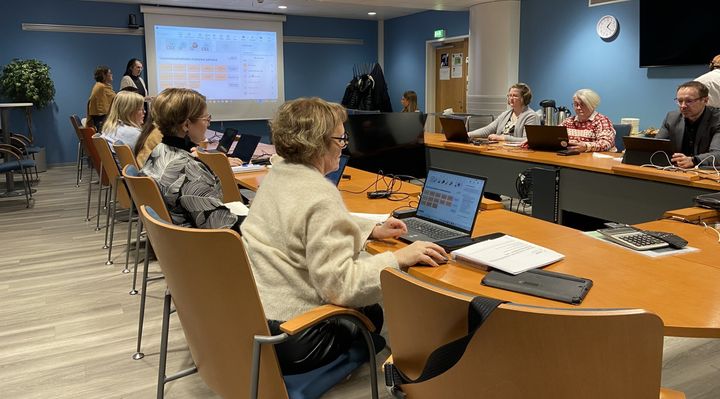 Tulevaisuuslautakunnan jäseniä istuu kokoushuoneessa ja kuuntelee esittelyä Pohteen palveluista.