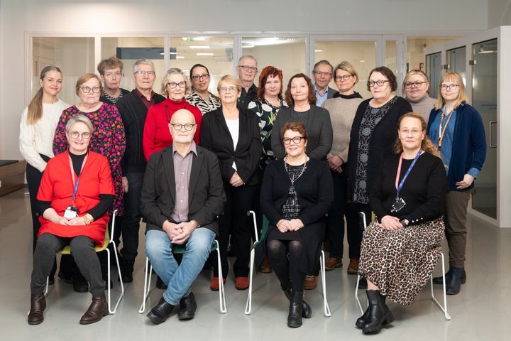 Vanhusneuvoston jäseniä ryhmäkuvassa.