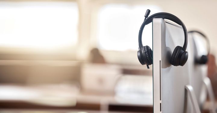 Kuulokkeet sermin päällä.