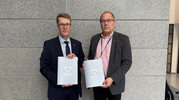 Yhteistyösopimuksen allekirjoittivat Pohjois-Pohjanmaan hyvinvointialueen hyvinvointialuejohtaja Ilkka Luoma ja Oulun yliopiston rehtori Arto Maaninen.