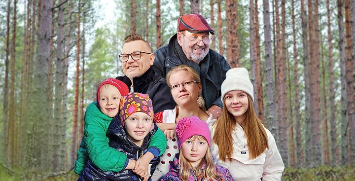 Eri ikäisiä ihmisä metsässä.