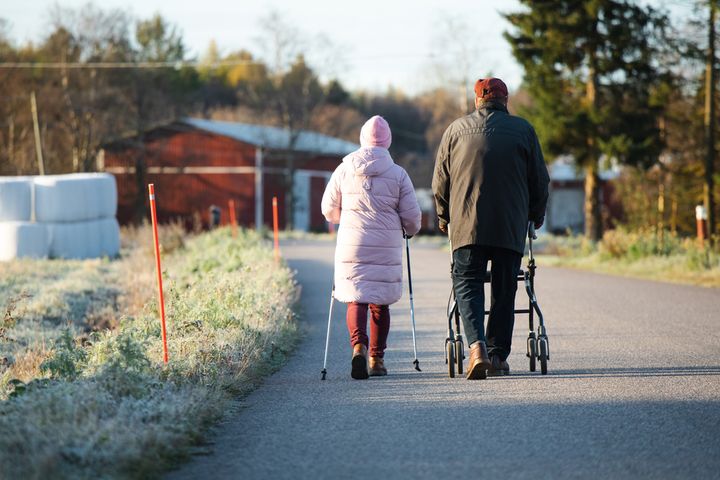 Kaksi ikäihmistä kävelyllä.