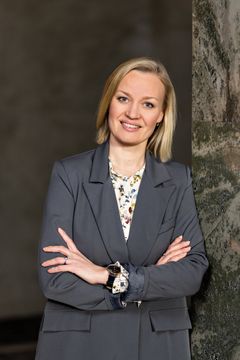 Helena Marttila harmaassa puvussa.