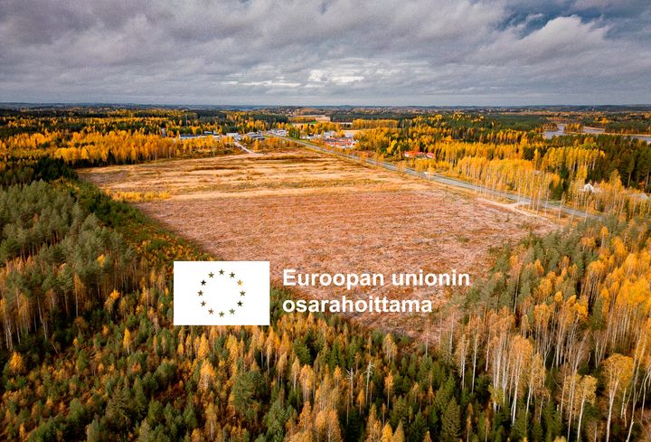 Ilmakuva syksyisestä maisemasta, jossa on värikkäitä puita ja peltoa. Kuvassa on teksti "Euroopan unionin osarahoittama" ja EU:n logo.
