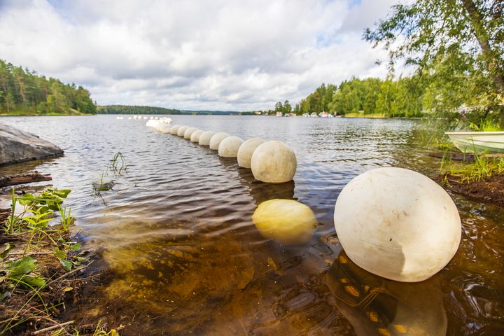 Arkistokuva vesikaapelin rakentamisesta.