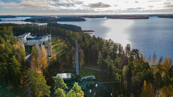 Kruunupuiston päärakennus vasemmalla ylhäällä, lämpökeskus etualalla.