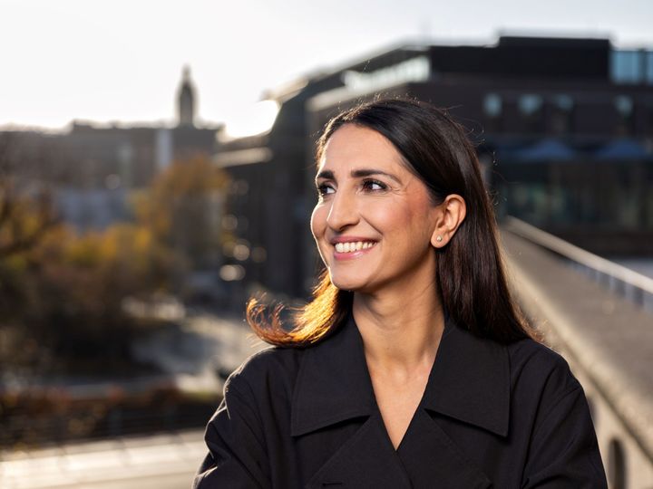 Suomen YK-liiton syyskokous valitsi kansanedustaja Nasima Razmyarin liiton puheenjohtajaksi kaudelle 2026-2027.