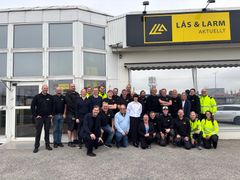 Lås & Larm Aktuelltin henkilöstöä ja CERTEGOn johtoa yhteiskuvassa