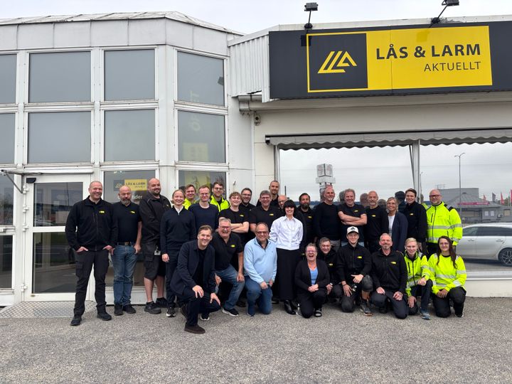 Lås & Larm Aktuelltin henkilöstöä ja CERTEGOn johtoa yhteiskuvassa