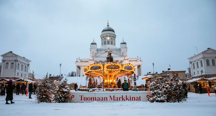 Kuvassa  Helsingin Tuomionkirkko ja luminen Senaatintori, jolla Tuomaan Markkinoiden