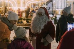 Kuvassa joulupukki ja joulutorin kävijöitä Tuomaan Markkinoilla.