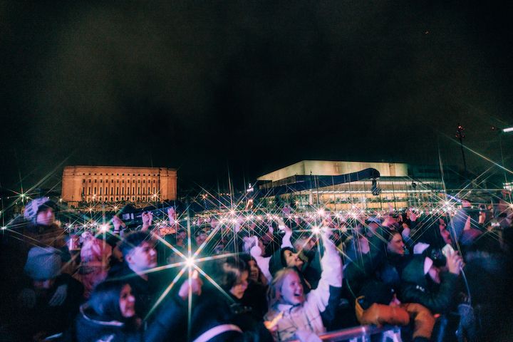 Kuvassa konserttiyleisöä juhlimassa uuttavuotta Kansalaistorilla.