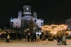 Kuvassa Tuomaan Markkinat kuvattuna pimeän aikaan. Etualalla karusellin loistavat valot ja takana Tuomiokirkko valaistuna.