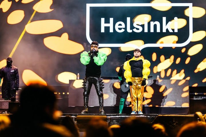Kuvassa Käärijä ja Häärijä Kansalaistorin lavalla, Helsinki-tekstin edessä.