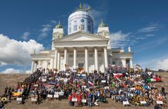 Crew Parade alkoi miehistöjen yhteiskuvalla Tuomikirkon portailta.