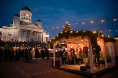 Flok-yhtye esiintymässä Tuomaan Markkinoilla