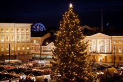 Tuomaan Markkinat valaisi Senaatintorin joulukuussa 2024.