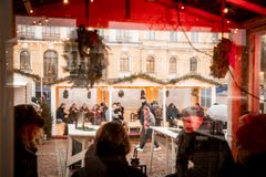 Lämmitetyt ruokailukatokset olivat Tuomaan Markkinoilla ahkerassa käytössä