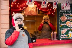 Korealaisvaikutteiset poro-corndogit olivat yksi Tuomaan Markkinoiden hittiruoista