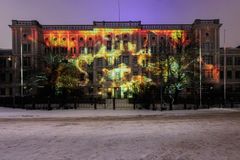 Julkisivu kuva Hietalahdentorin rakennuksesta, jossa on värikäs projisointi.