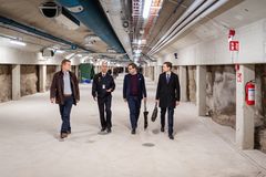 Projektipäälliköt Tuomo Kinnunen(vas) ja Risto Ainasoja kertovat apulaiskaupunginjohtaja Daniel Sazonoville Niemenmäen väestönsuojan kunnostuksesta. Vieressä Sazonovin avustaja Jeremias Nurmela.
