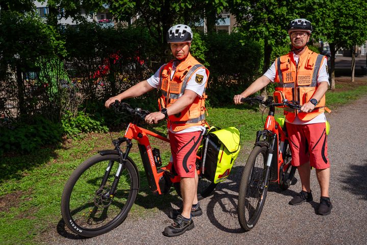 Kaksi ensihoitajaa ja polkupyörät