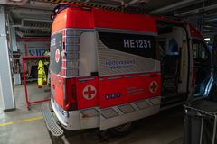 Ambulanssin takaa kuvattu näkymä autotallissa.