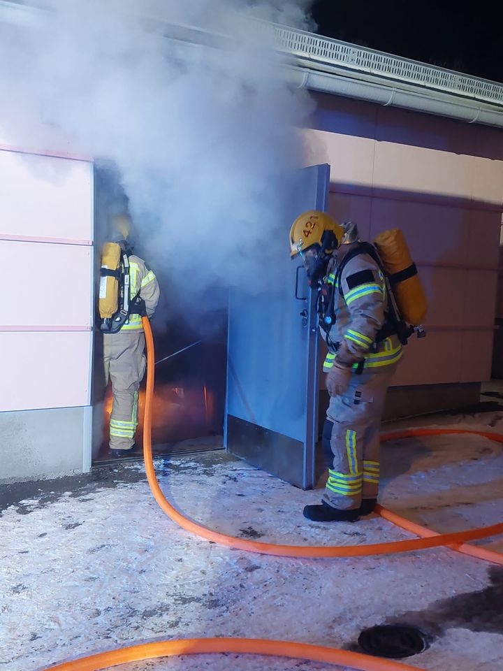 Kaksi palomiestä sammuttamassa tulipaloa.