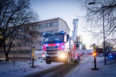 Nostolava työskentelee siniset hälytysvalot päällä.