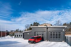 Punainen paloauto pelastusaseman edessä lumisessa maisemassa.