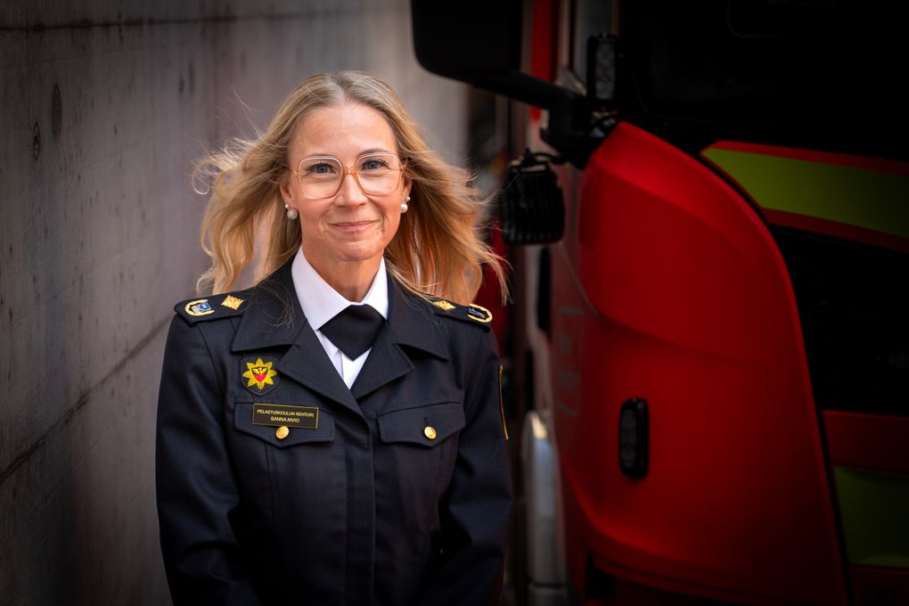 rehtori Sanna Aivio seisoo paloauton edessä