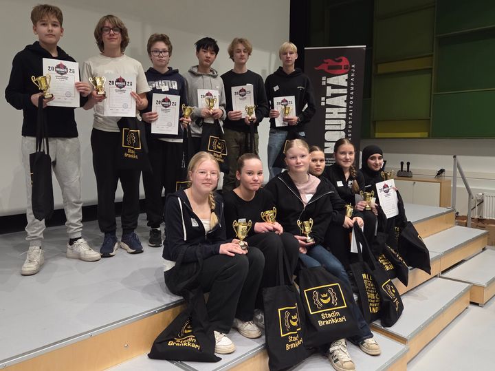 Uudenmaan ja Helsingin pelastuslaitosten aluekilpailun voittajajoukkueet.