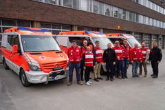 Rivissä ambulansseja ja useita punaisiin pelastusliiveihin pukeutuneita SPR:n ihmisiä.