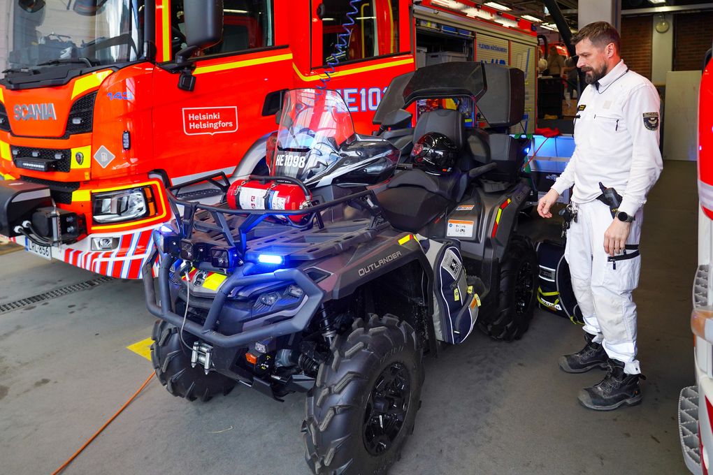 Palomies tarkastaa mönkijän välineistöä pelaastusasemalla.