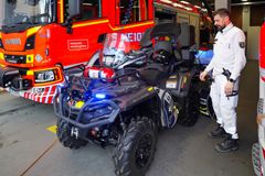 Palomies tarkastaa mönkijän välineistöä pelaastusasemalla.