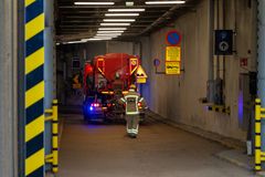 Pelastusyksikkö ja palomies liikennetunnelissa.