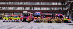 Kuvassa pelastushenkilöstöä ja pelastusajoneuvoja rivissä Kallion keskuspelastusasemalla.